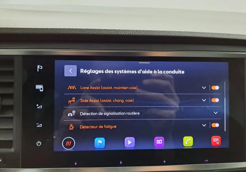 Écran tactile du système d’aide à la conduite du SEAT Ateca 2023, affichant les réglages des assistances activées.