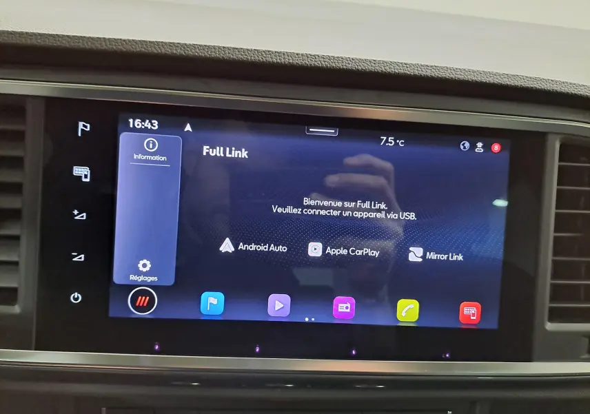 Écran tactile central du tableau de bord du SEAT Ateca 2023, affichant l'interface Full Link avec Android Auto et Apple CarPlay.