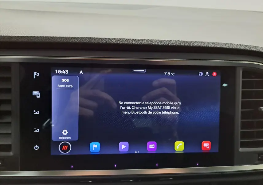 Écran tactile central du tableau de bord du SEAT Ateca 2023, affichant le menu Bluetooth et les réglages.