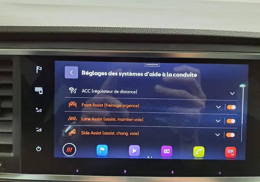 Écran tactile central du SEAT Ateca 2023 affichant les réglages des aides à la conduite, vue intérieure frontale.