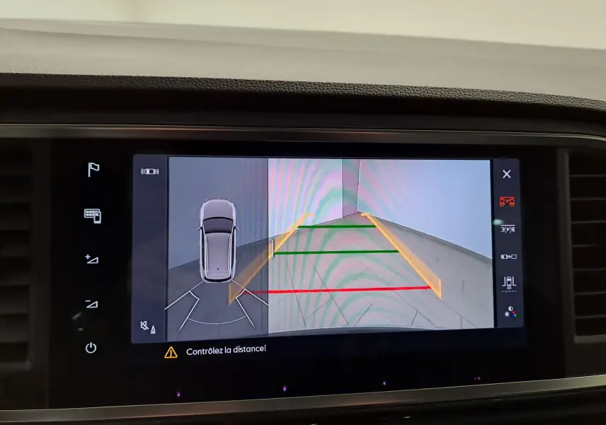 Écran multimédia du SEAT Ateca 2023 montrant la caméra de recul avec guidage coloré et vue 360° du véhicule.