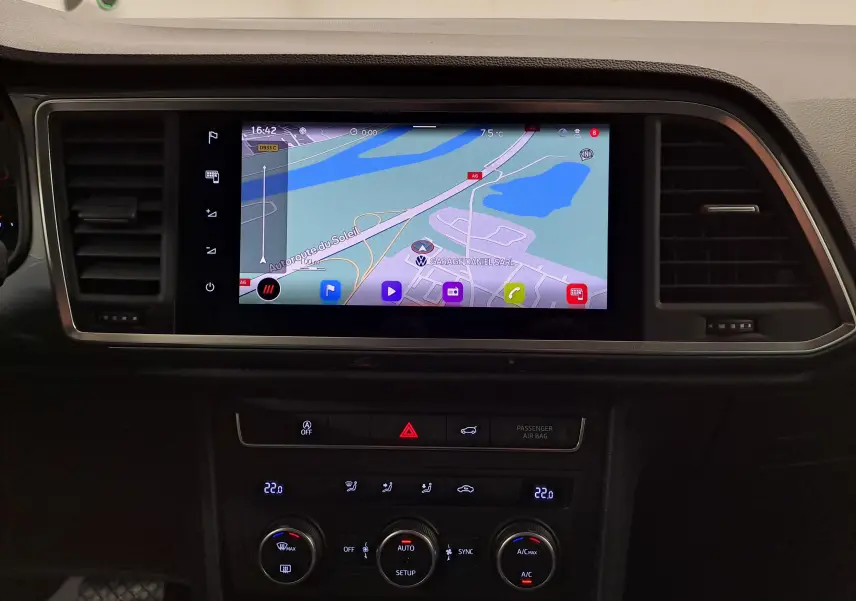 Vue rapprochée du tableau de bord noir Titane du SEAT Ateca 2023 avec écran tactile affichant la navigation.