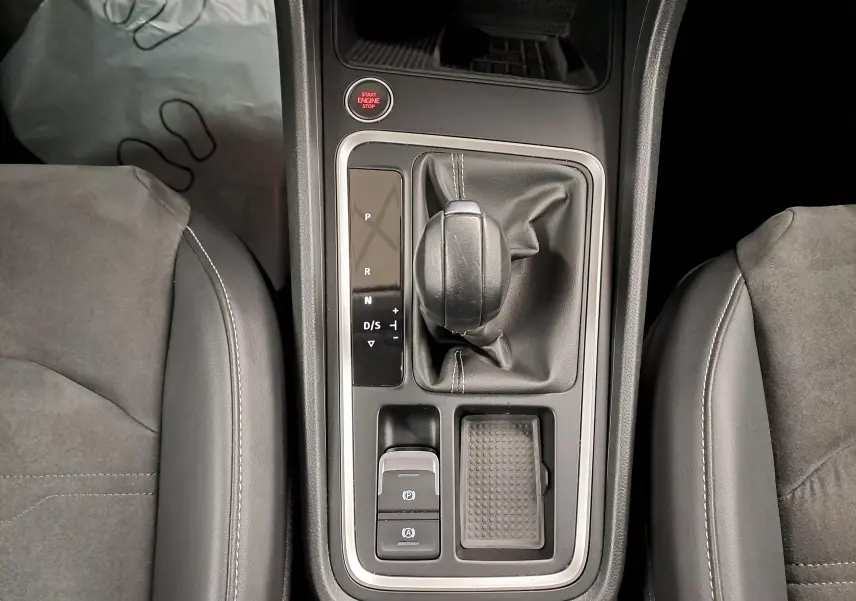 Vue plongeante sur la console centrale du SEAT Ateca 2.0 TDI 150 DSG7 avec levier de vitesse et sellerie suédine noire.