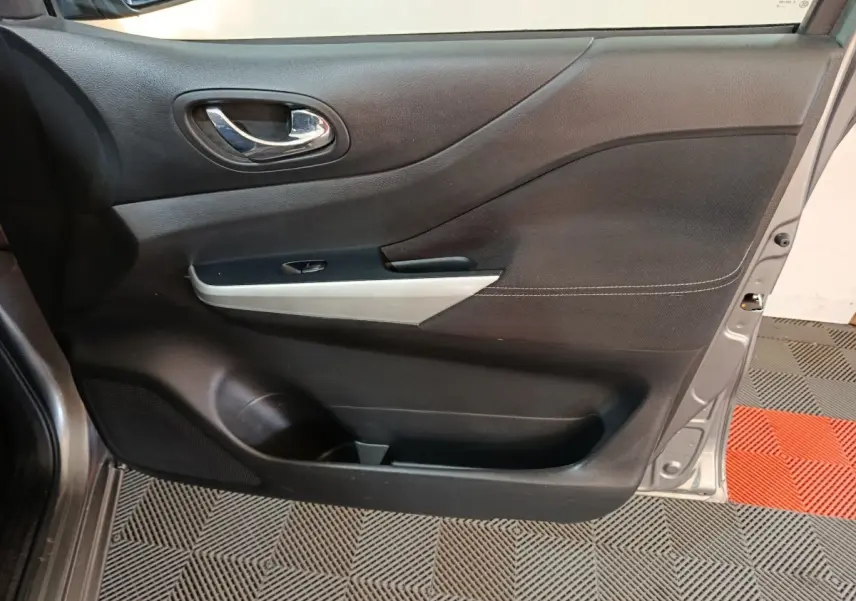 Vue rapprochée de la porte avant droite gris clair du Nissan Navara 2018 avec poignée chromée et garniture noire.