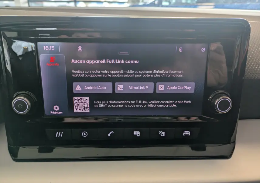 Écran central tactile du système d'infodivertissement d'une SEAT Ibiza blanche, affichant les options Android Auto, MirrorLink et Apple CarPlay.