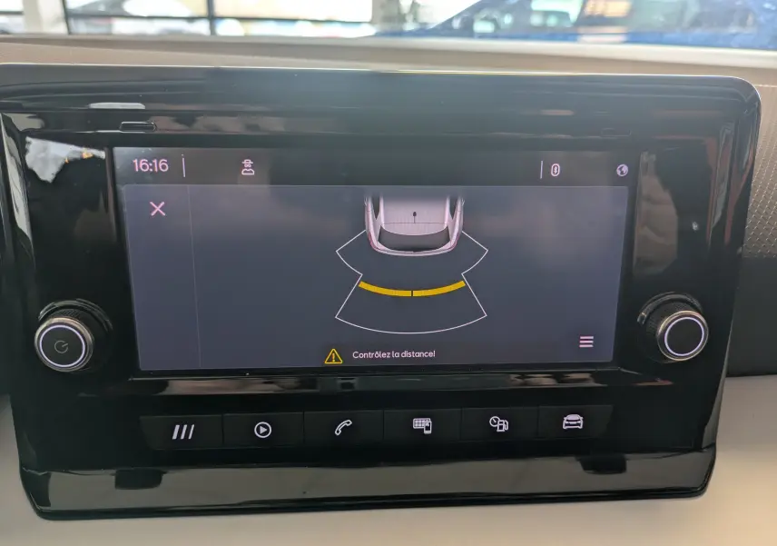 Écran tactile intérieur de la SEAT Ibiza blanche 2022 montrant l'alerte de distance de stationnement.
