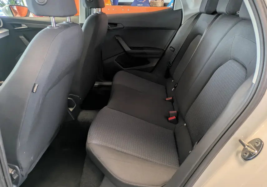 Vue intérieure côté droit sur la banquette arrière noire de la SEAT Ibiza 5 portes blanche, finition Style 2022.