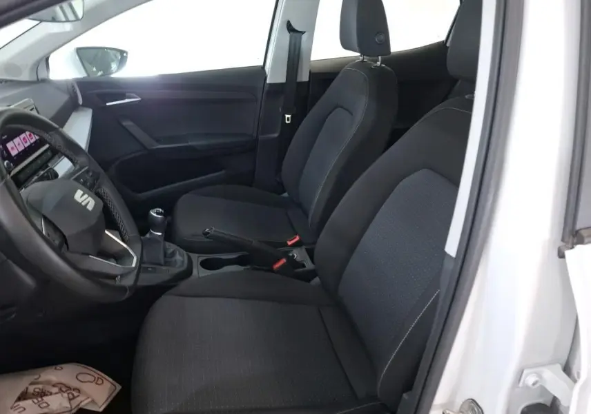 Gros plan sur la roue arrière droite d'une SEAT Ibiza blanche 5 portes, avec jante alliage et pneu Kumho visible.