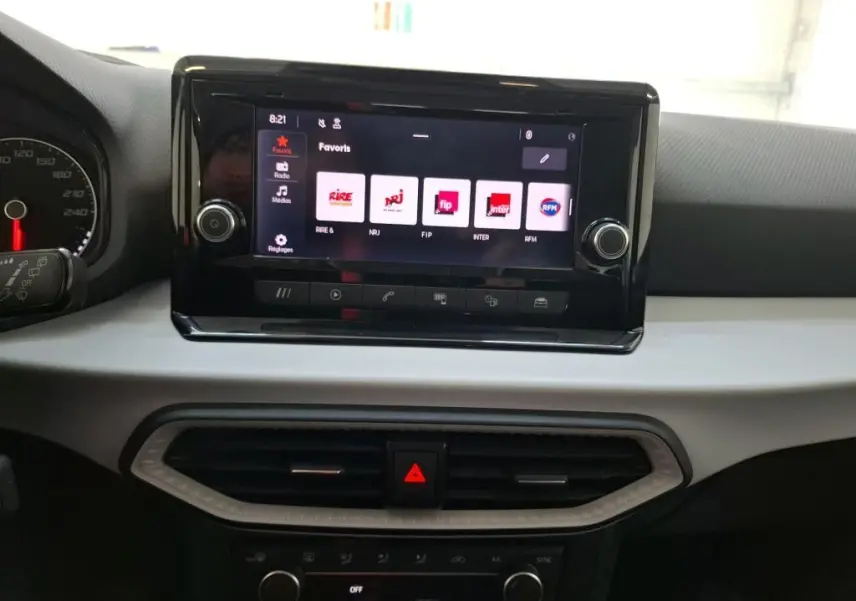 Gros plan sur le sélecteur de phares et le réglage d’intensité lumineuse dans l’habitacle noir d’une SEAT Ibiza blanche.