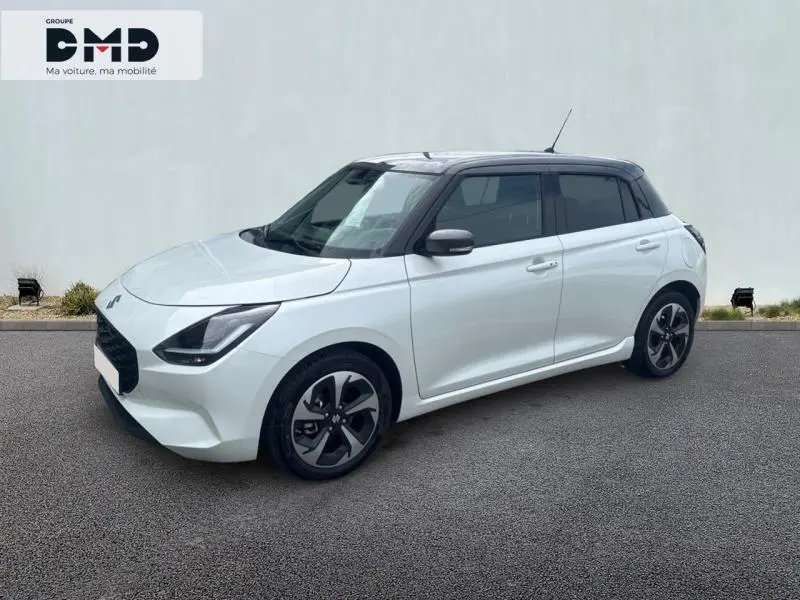 Suzuki Swift 1.2 Hybrid 2025 vue 3/4 avant droit, blanc nacré avec toit gris foncé et jantes noires.