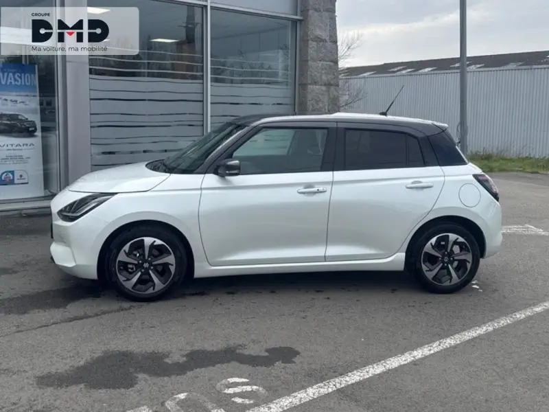 Vue de profil droit d'une Suzuki Swift 2025 blanche avec toit gris foncé et jantes alu noires et argentées.