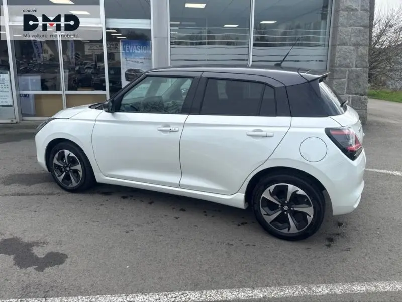 Suzuki Swift 1.2 Hybrid 83ch Pack Auto vue de profil côté gauche, blanc nacré avec toit gris foncé et jantes noires.