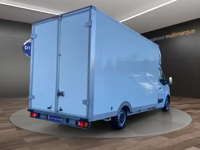 Vue 3/4 arrière droite d’un Renault Master blanc 2022 avec caisse de grande capacité et portes arrière battantes.