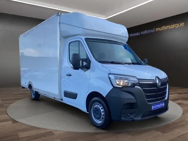 Renault Master blanc en 3/4 avant droit, grand utilitaire avec caisse haute et calandre noire distinctive.