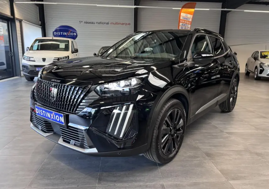 Peugeot 2008 noire vue en 3/4 avant droit, avec calandre noire à liserés chromés et jantes alliage noires.
