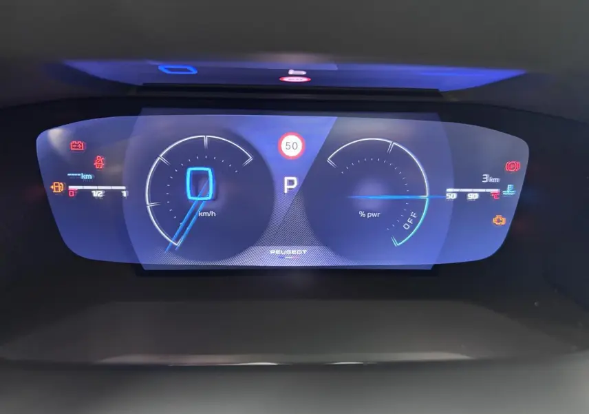 Affichage numérique du combiné de bord Peugeot 2008 hybride, vue frontale centrée sur la vitesse et la puissance.