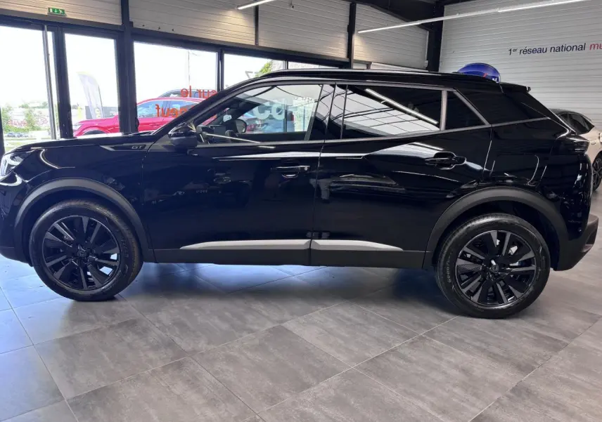 Peugeot 2008 noire vue de profil côté gauche, avec jantes alliage noires et toit Black Diamond.