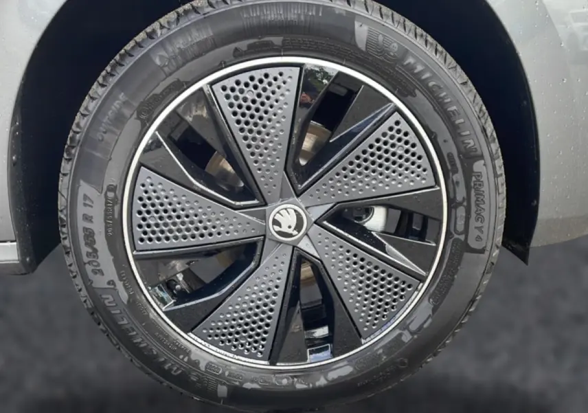 Gros plan sur la jante alu noire et grise du côté gauche d’un Skoda Kamiq gris graphite.
