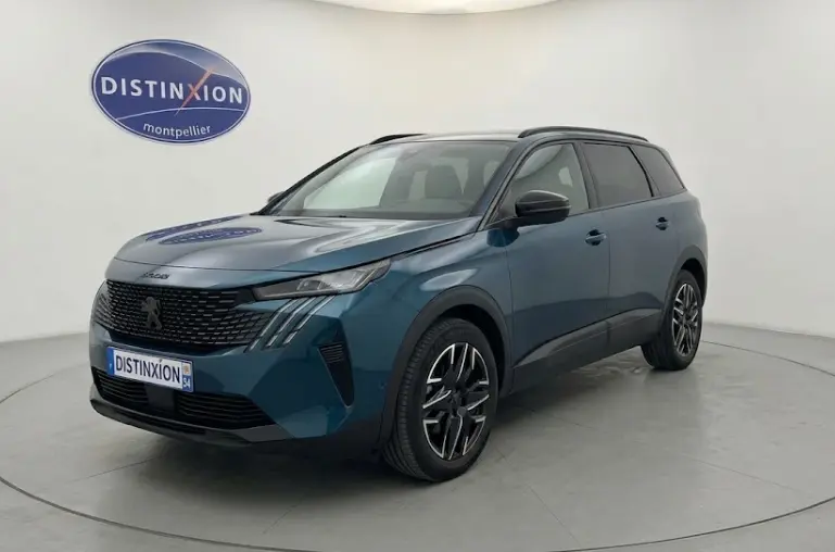 Peugeot 5008 Hybrid bleu foncé en 3/4 avant droit, avec calandre noire et jantes alliage distinctives.