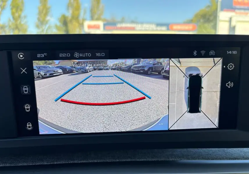 Affichage de la caméra de recul et vue 360° du Peugeot 5008 bleu foncé Hybrid 145 ch, avec repères de stationnement visibles.