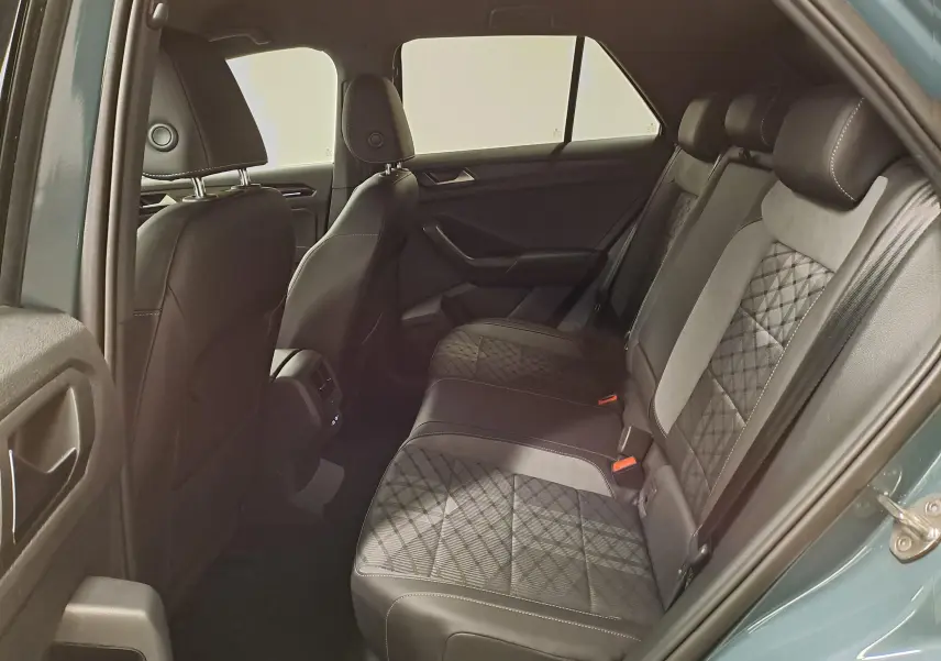 Vue intérieure côté droit des sièges arrière en cuir et tissu noir du Volkswagen T-Roc Bleu Pétrole 2025 R-Line Edition.