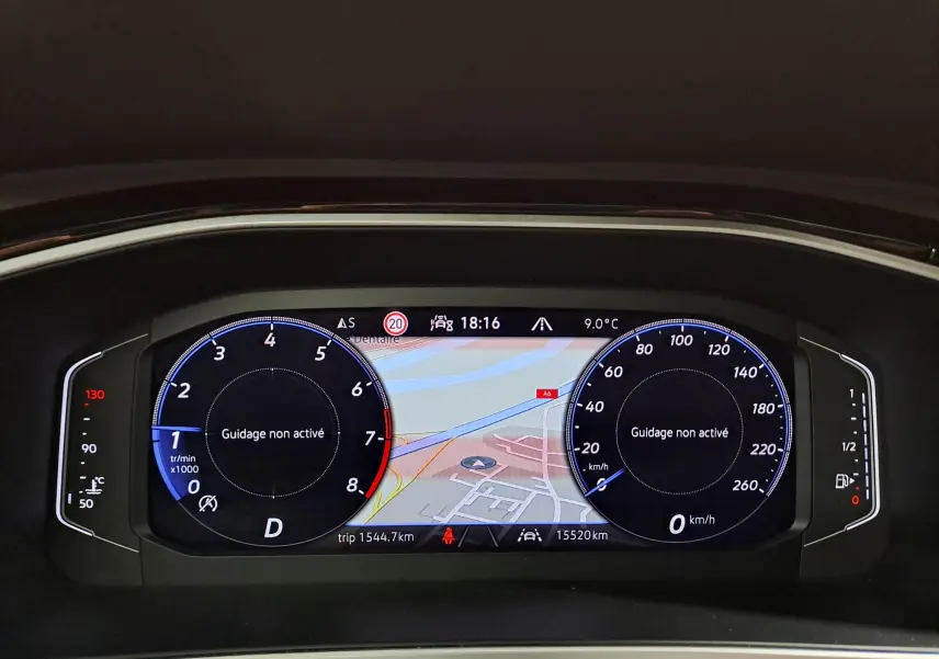 Tableau de bord numérique du Volkswagen T-Roc 1.5 TSI 2025 avec affichage de la navigation et compteurs digitaux.