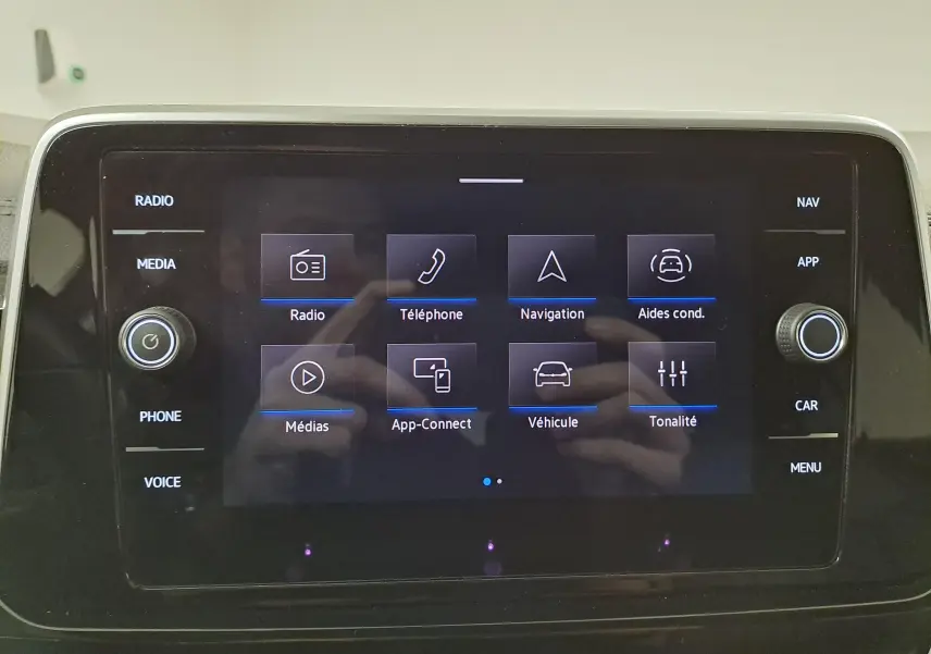 Écran tactile central du Volkswagen T-Roc 1.5 TSI 2025 affichant les options de navigation et médias.