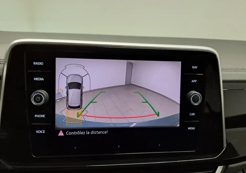Écran de caméra de recul du Volkswagen T-Roc bleu pétrole, vue arrière avec lignes de guidage et alerte de distance.