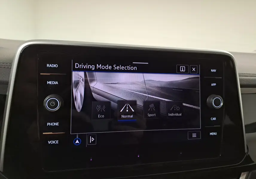 Écran central tactile du Volkswagen T-Roc 2025 affichant la sélection du mode de conduite en vue frontale.