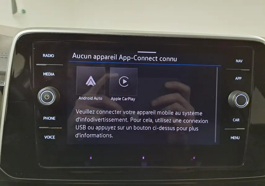 Écran tactile central du Volkswagen T-Roc 2025 affichant la connexion Android Auto et Apple CarPlay, intérieur noir.