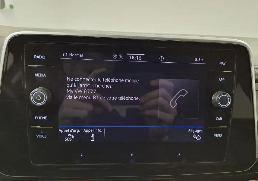 Écran tactile central du Volkswagen T-Roc 1.5 TSI 150 DSG7 R-Line Edition affichant les instructions Bluetooth, intérieur noir.