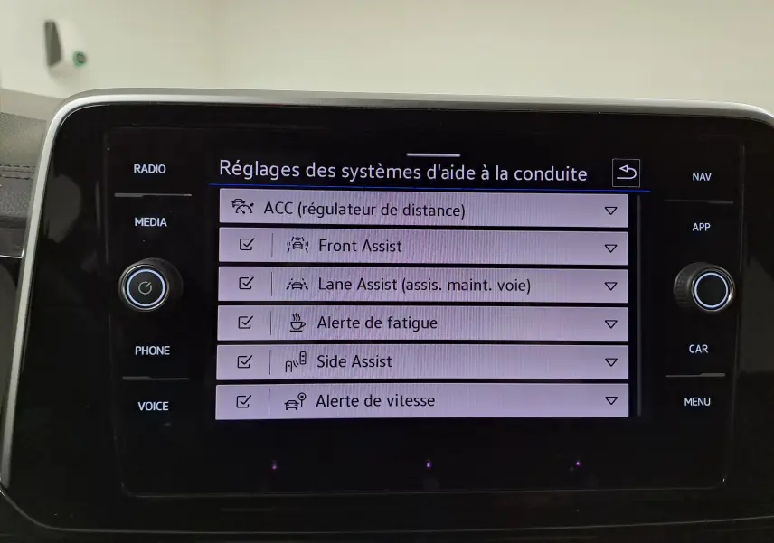 Écran central du Volkswagen T-Roc 2025 affichant les réglages des aides à la conduite, interface moderne et claire.