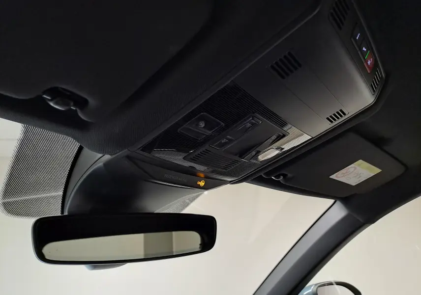 Vue intérieure du toit avec commandes d'éclairage et rétroviseur dans un Volkswagen T-Roc 2025.