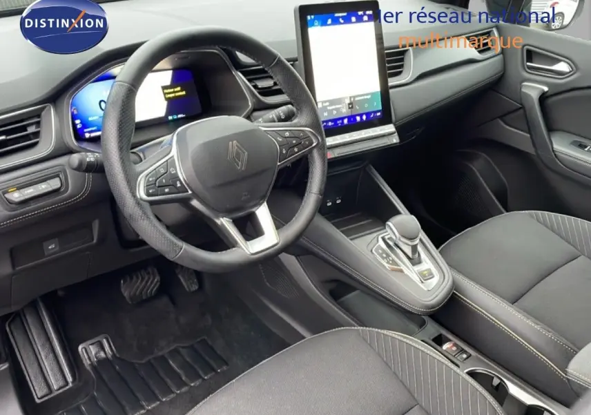 Vue intérieure côté conducteur de la Renault Symbioz noire étoile métal, avec tableau de bord digital et écran tactile vertical.