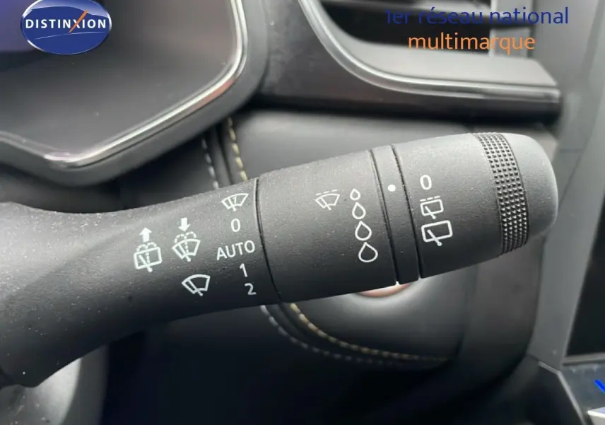 Gros plan sur la commande d’essuie-glace du tableau de bord intérieur d’une Renault Symbioz noire étoile métal.