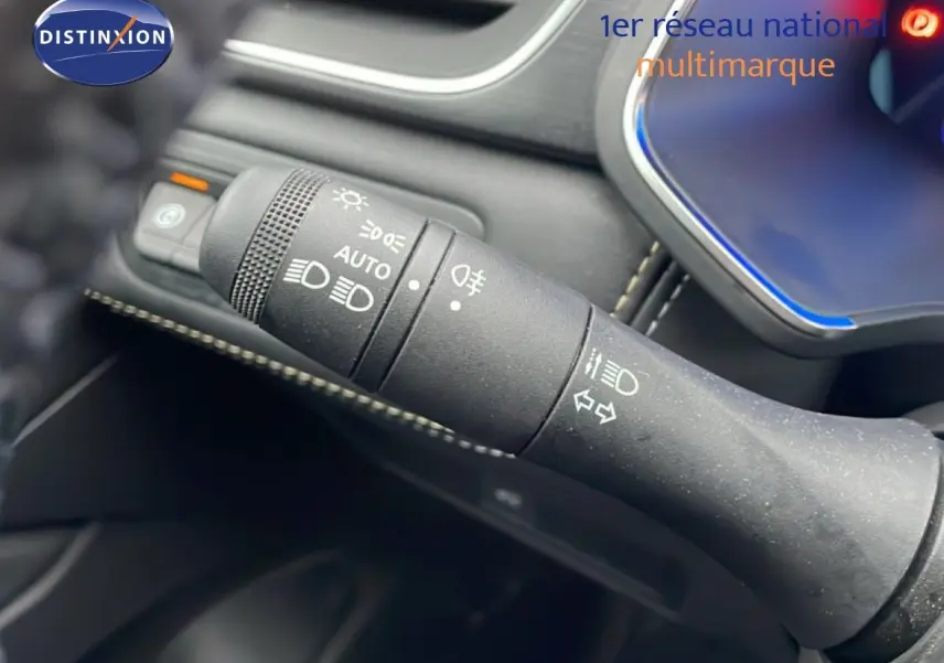 Gros plan sur la commande des phares et clignotants dans l’habitacle noir de la Renault Symbioz 2025.