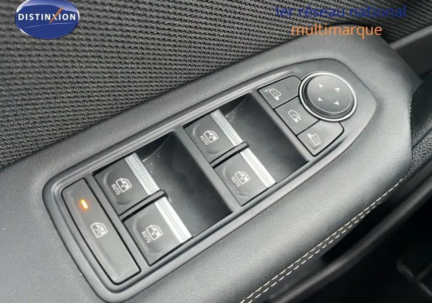 Gros plan sur les commandes de lève-vitres et rétroviseurs sur la porte côté conducteur du Renault Symbioz noir étoile métal.