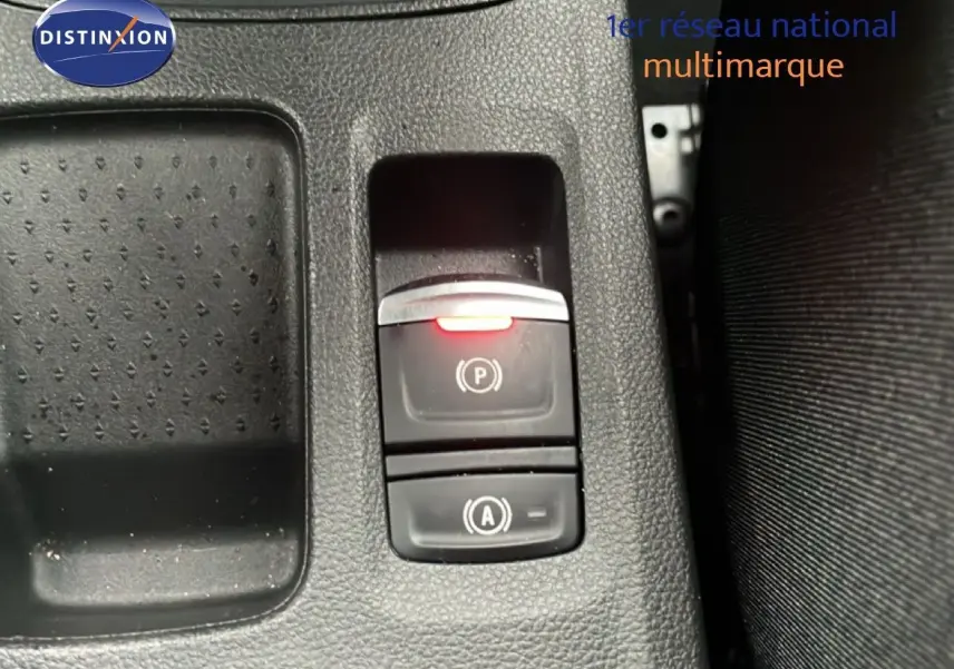 Gros plan sur les commandes de frein à main électronique et auto hold dans l’habitacle noir du Renault Symbioz 2025.