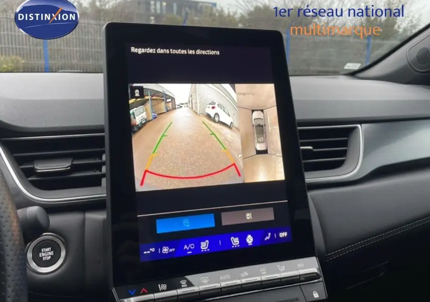 Vue intérieure du tableau de bord de la Renault Symbioz 2025, écran tactile affichant la caméra de recul et l’aide au stationnement.