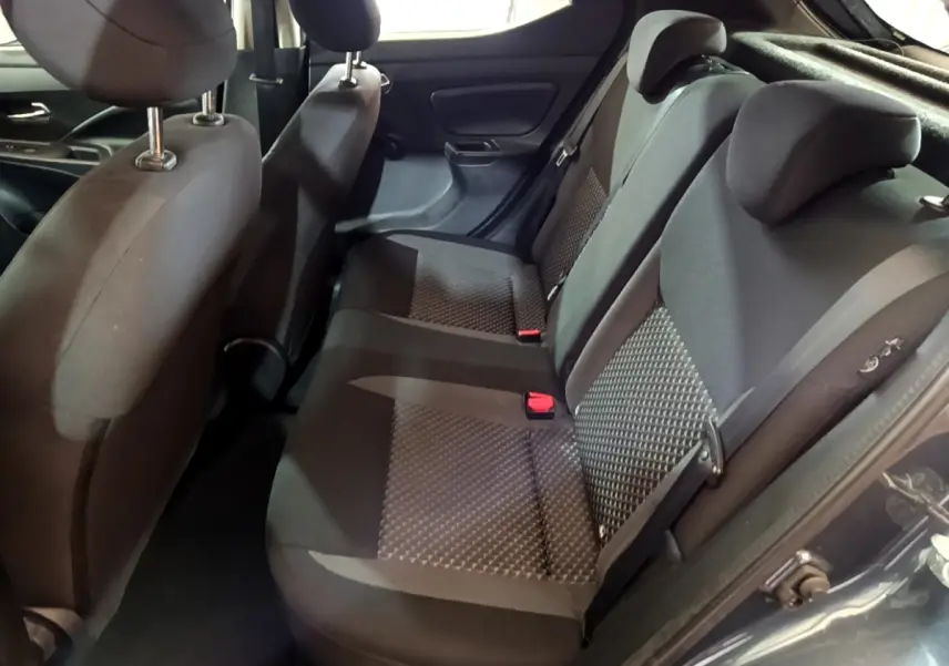 Vue intérieure arrière côté droit montrant la banquette tissu gris foncé de la Nissan Micra IG-T 100 Business Edition 2020.