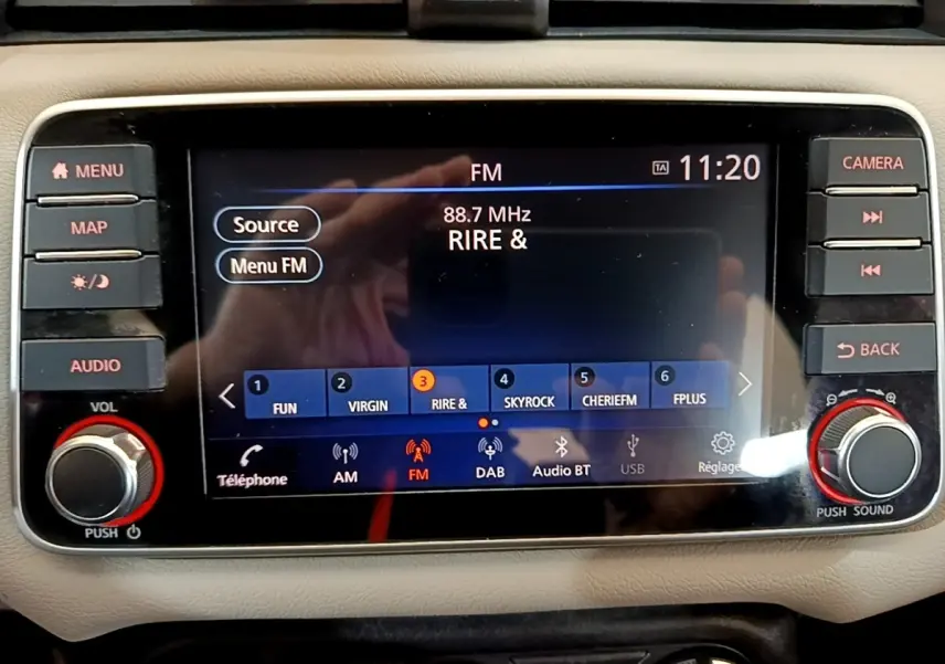 Écran tactile central de la Nissan Micra Business Edition 2020 affichant la radio FM avec commandes autour.
