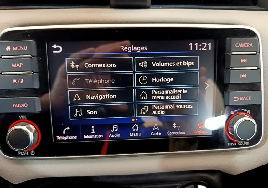 Écran tactile central de la Nissan Micra IG-T 100 Business Edition 2020 affichant le menu Réglages en intérieur beige.