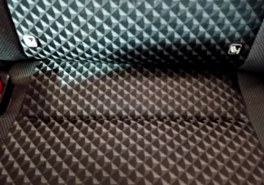 Gros plan sur la banquette arrière en tissu noir à motif géométrique de la Nissan Micra IG-T 100 Business Edition.