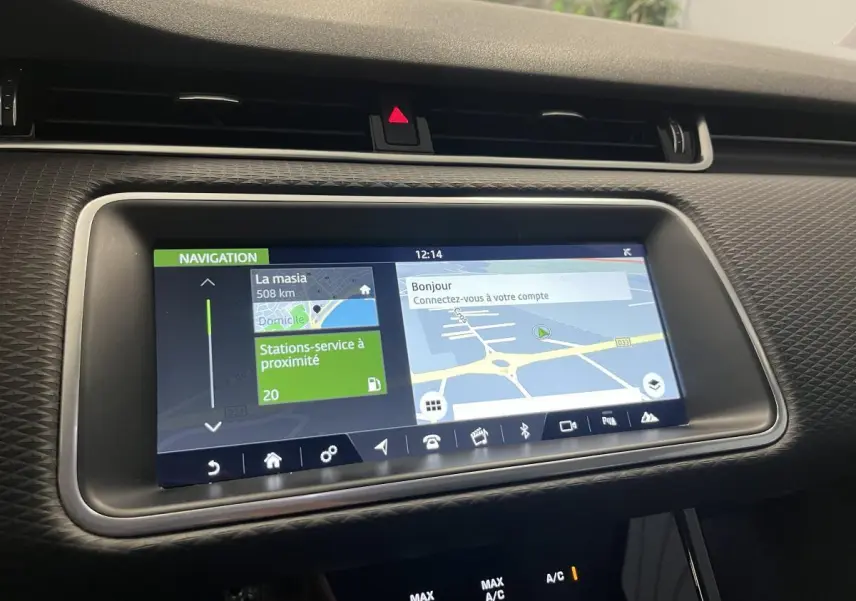 Écran tactile central du tableau de bord du Range Rover Evoque blanc, affichant la navigation GPS.