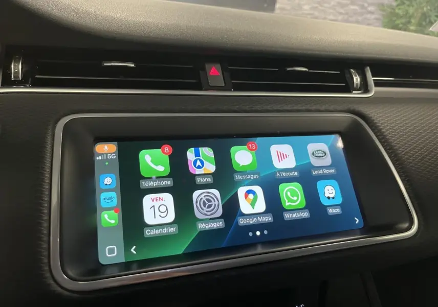 Écran tactile central du tableau de bord du Range Rover Evoque 2020, affichant des applications connectées.