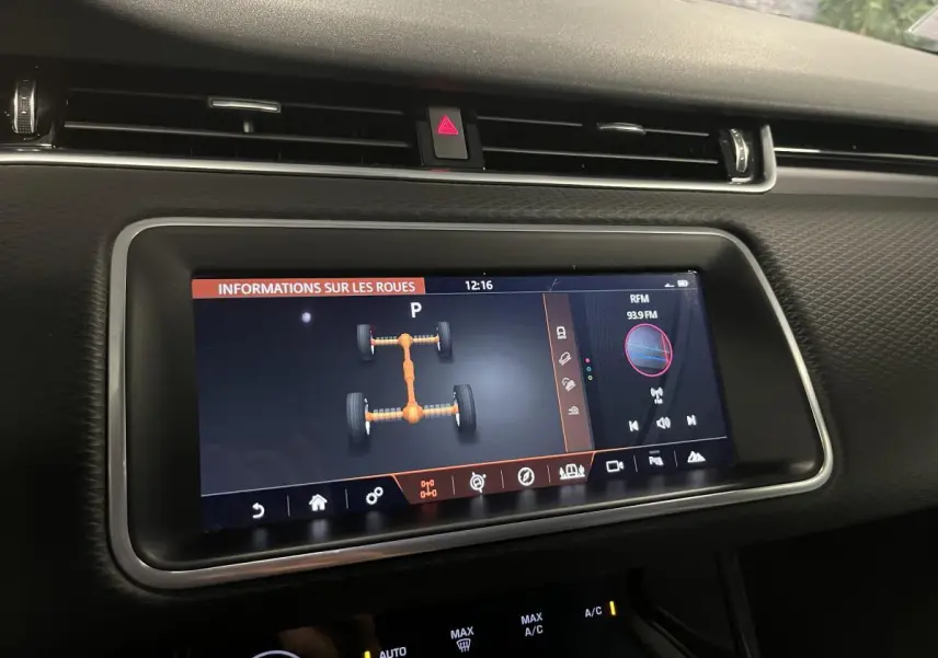 Écran tactile central du Range Rover Evoque 2020 affichant les informations sur les roues, vue intérieure avant.