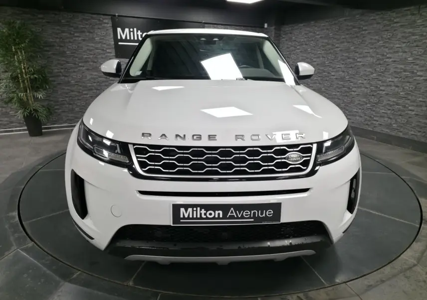 Vue avant d'un Range Rover Evoque blanc 2020 avec calandre hexagonale et logo Land Rover visible.