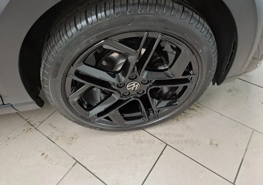 Gros plan sur la jante noire en alliage léger 18’’ York du côté gauche du Volkswagen Taigo Noir Intense nacré.