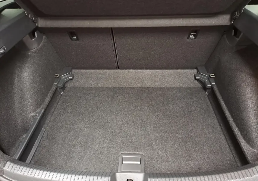 Coffre vide en vue plongeante du Volkswagen Taigo 1.5 TSI 150 DSG7 R-Line Edition, revêtement gris foncé.
