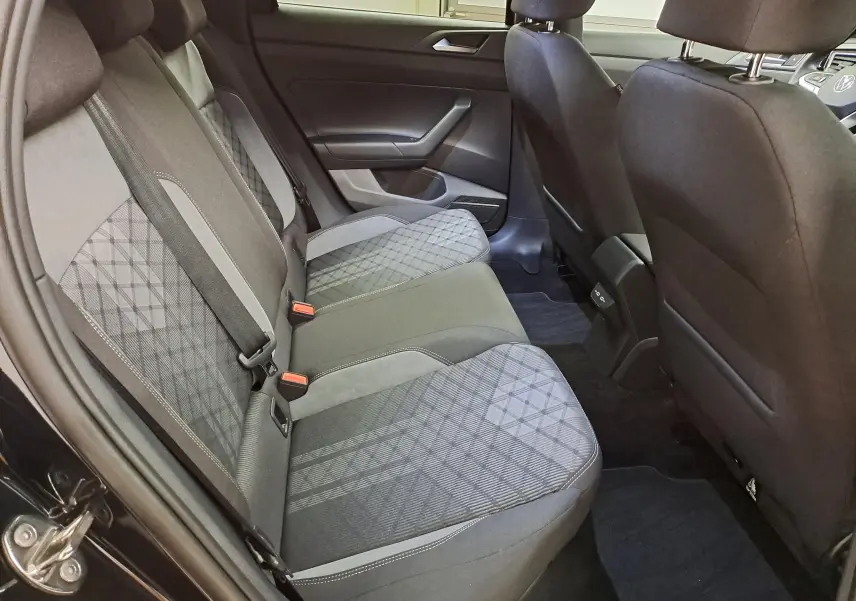 Vue intérieure côté gauche des sièges arrière gris à motifs géométriques du Volkswagen Taigo 1.5 TSI 150 DSG7 R-Line Edition.